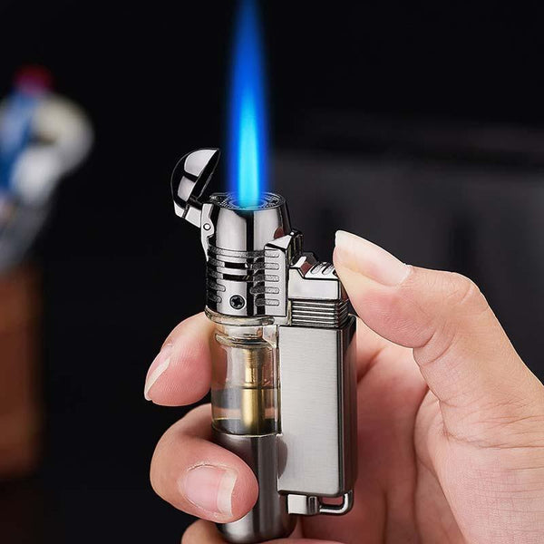 Briquet tempête à flamme jet bleue allumée tenu en main